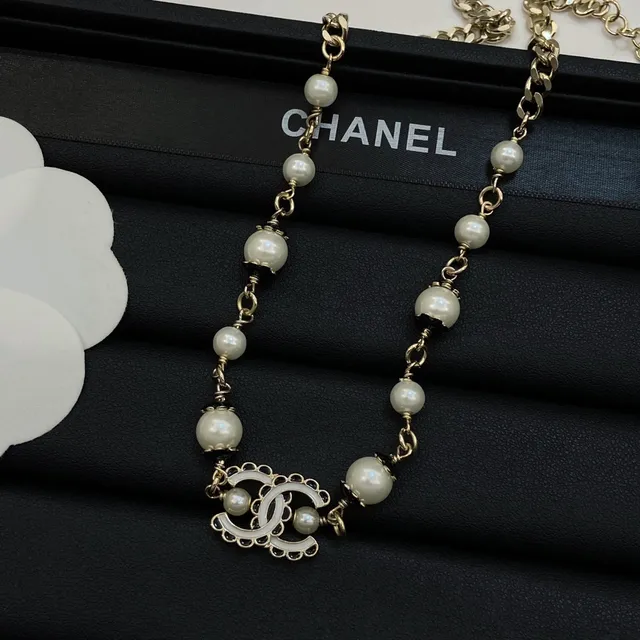 Chanel CC Pearl Necklace Gold Beige Curb Chain Cultured Beads Necklace 2