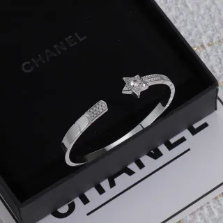 Chanel कोमेट स्टार मोटिफ पेव क्रिस्टल सिल्वर टोन ओपन बैंगल ब्रेसलेट