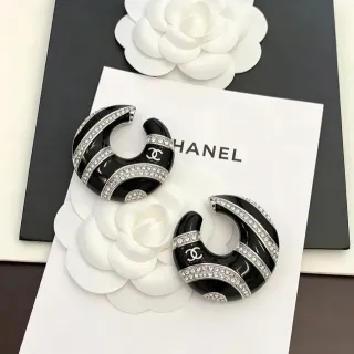 Chanel Crescent Hoop काले सफेद एनामेल और क्रिस्टल पावे ईयरिंग्स