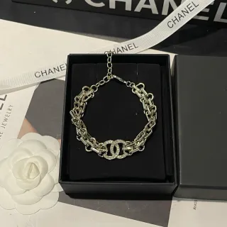 Chanel क्रिस्टल से सजाया हुआ CC चेन ब्रेसलेट