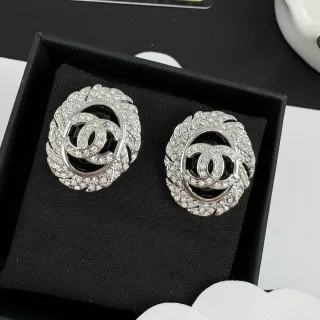 Chanel Crystal-Pavé Interlocking CC Camellia कान की मूंगरी