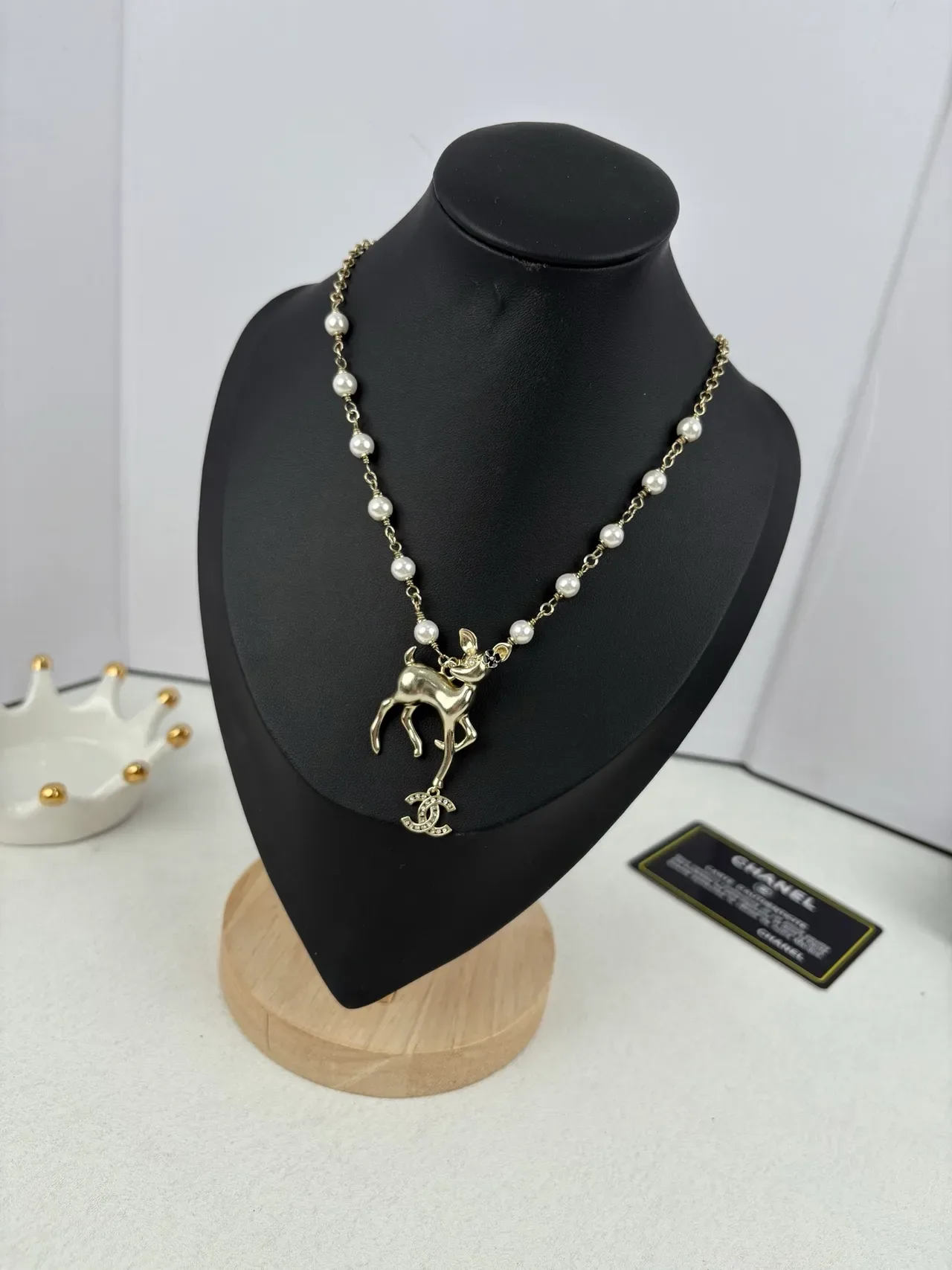 Collier Chanel Pendentif Cerf Perlé Doré 3