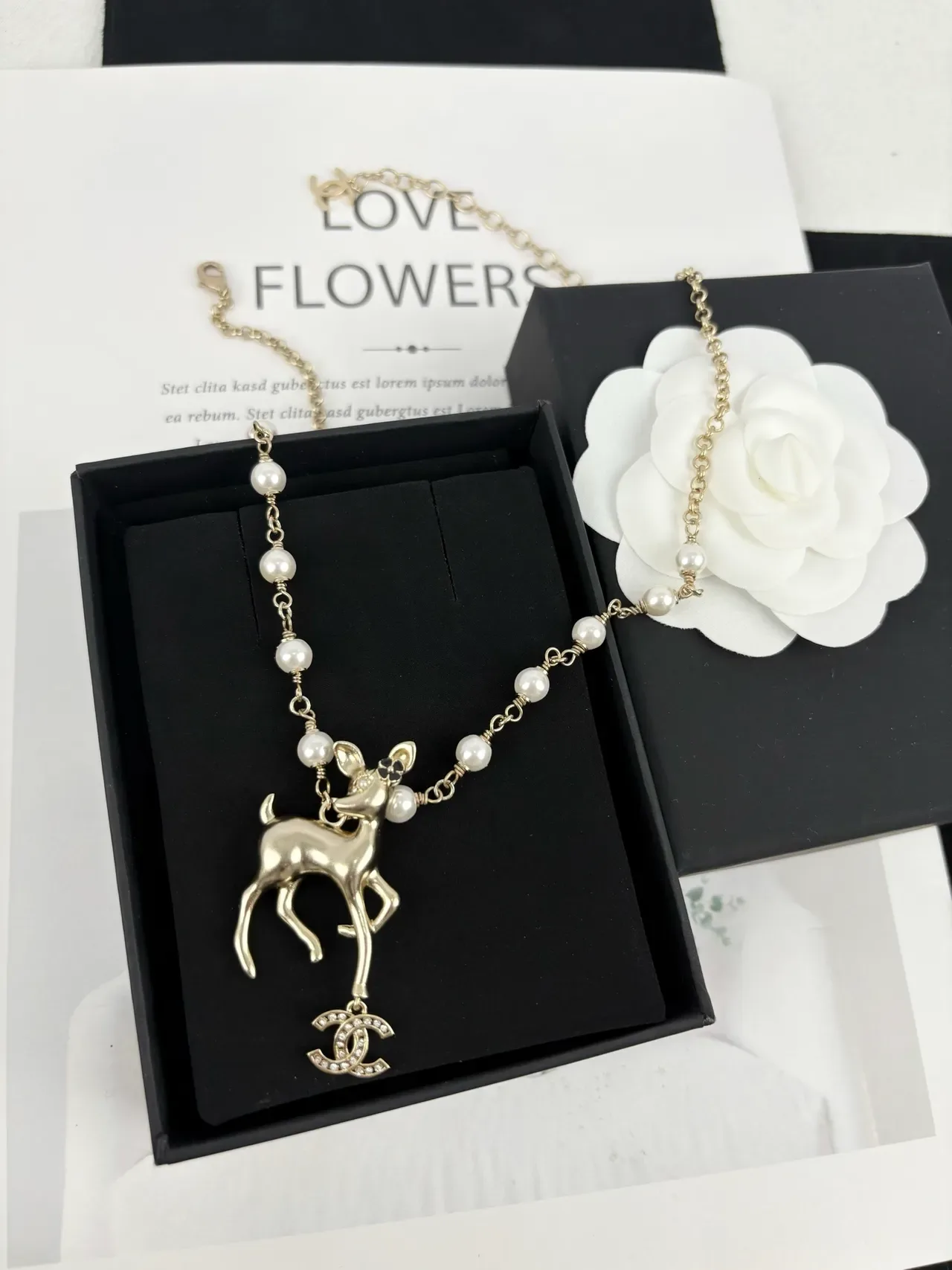 Collier Chanel Pendentif Cerf Perlé Doré 5