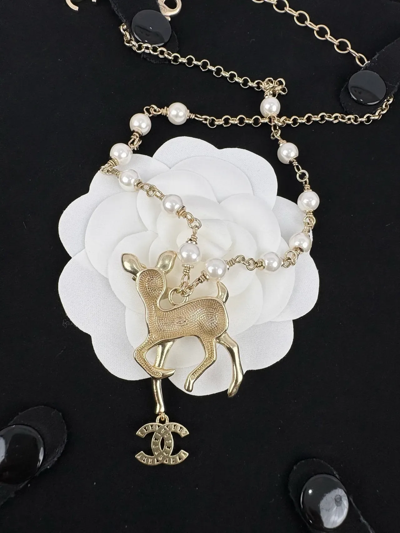 Collier Chanel Pendentif Cerf Perlé Doré 7