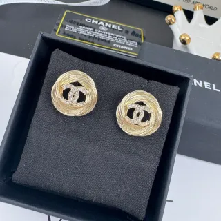 Chanel सोने काला गोलाकार स्टड केंद्रिक लपेट डिजाइन कानफूल