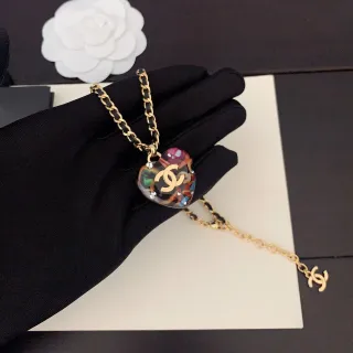 Chanel सोने का बहुरंगी दिल के आकार का रेजिन पेंडेंट CC Logo नेकलेस