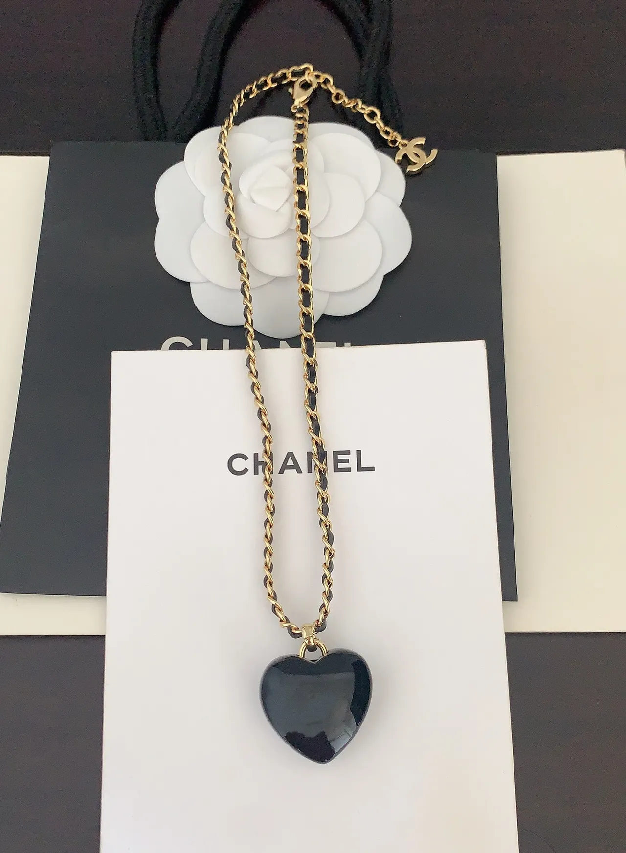 Chanel सोने का बहुरंगी दिल के आकार का रेजिन पेंडेंट CC Logo नेकलेस 2