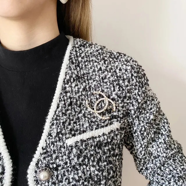 Chanel Gold White Interlocking CC Logo Pearl-Embellished Brooch 2