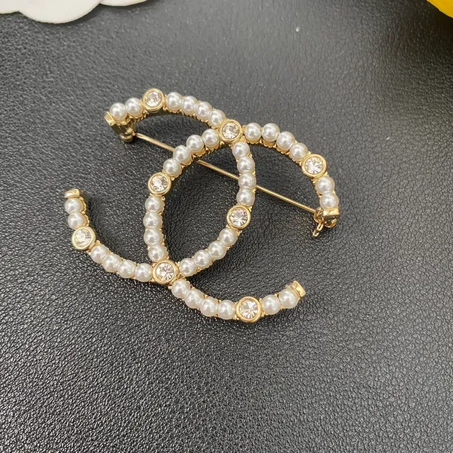 Chanel Gold White Interlocking CC Logo Pearl-Embellished Brooch 5