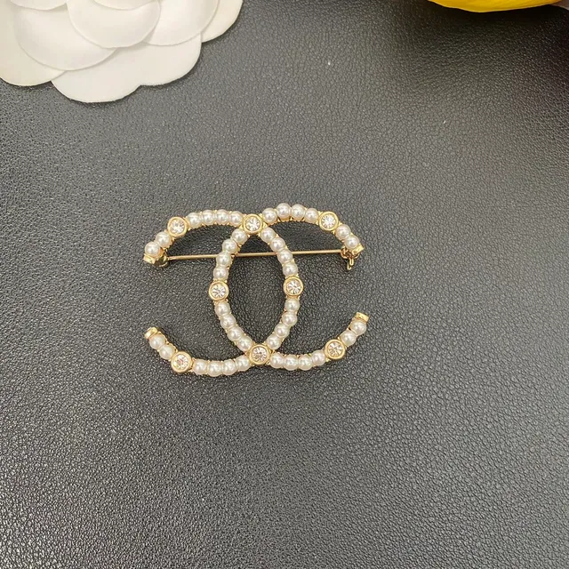 Chanel Gold White Interlocking CC Logo Pearl-Embellished Brooch 7