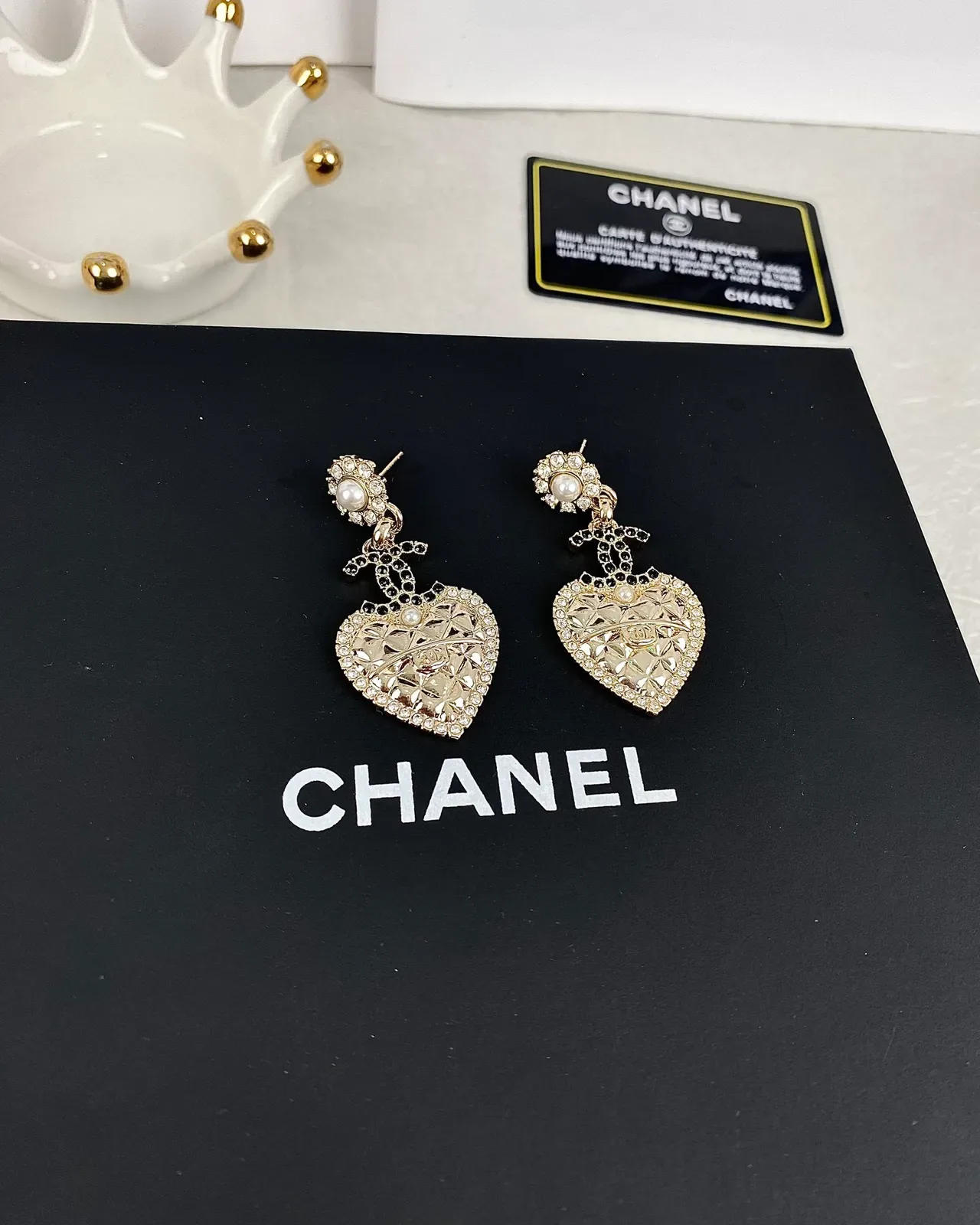 Chanel Boucles d'oreilles pendantes en forme de cœur en cristal et perle 2