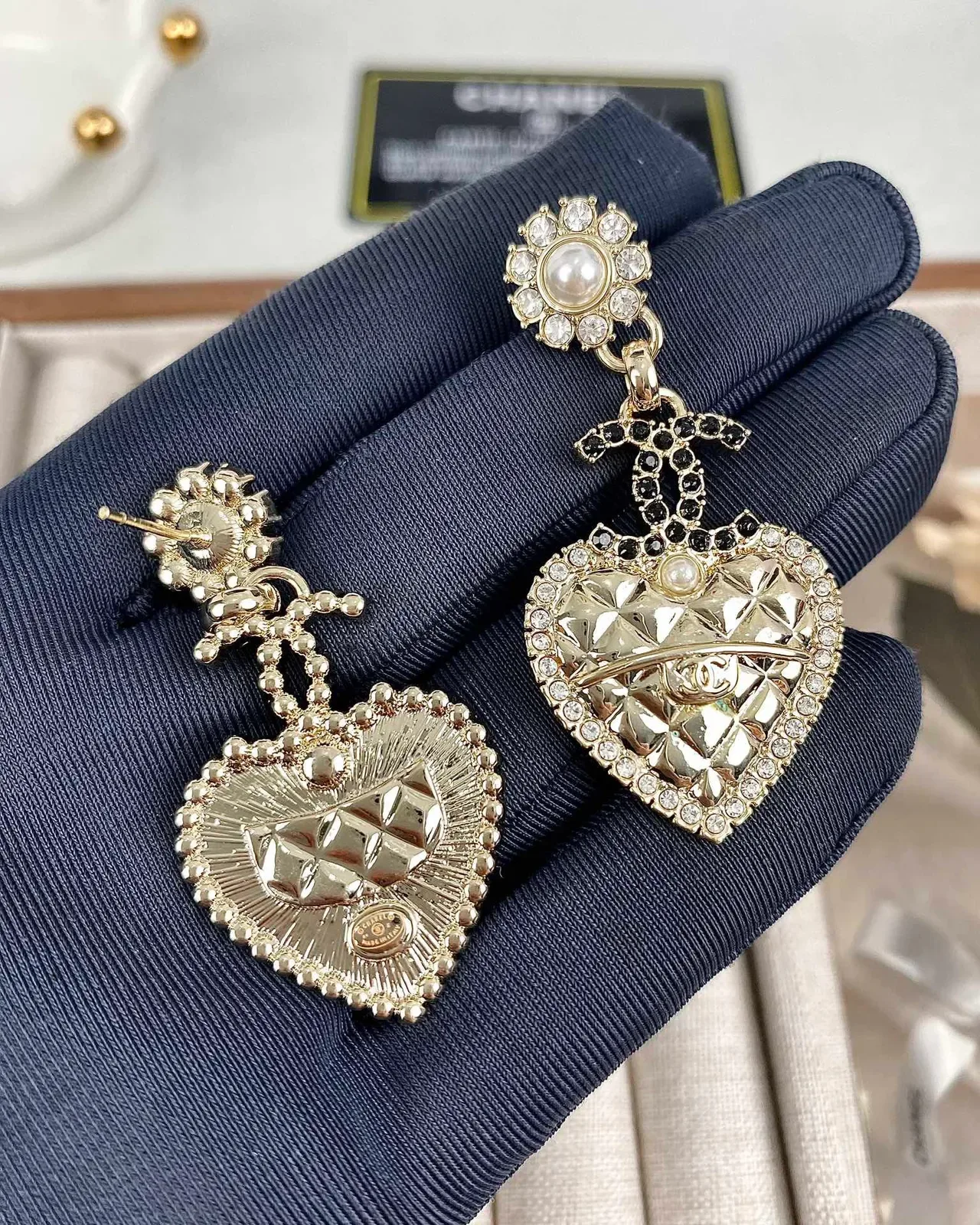 Chanel Boucles d'oreilles pendantes en forme de cœur en cristal et perle 3