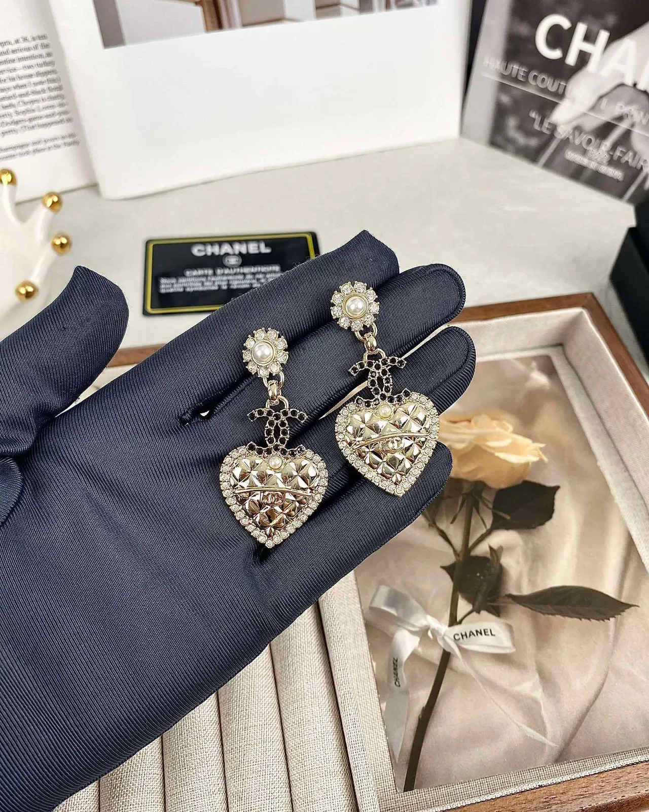 Chanel Boucles d'oreilles pendantes en forme de cœur en cristal et perle 4