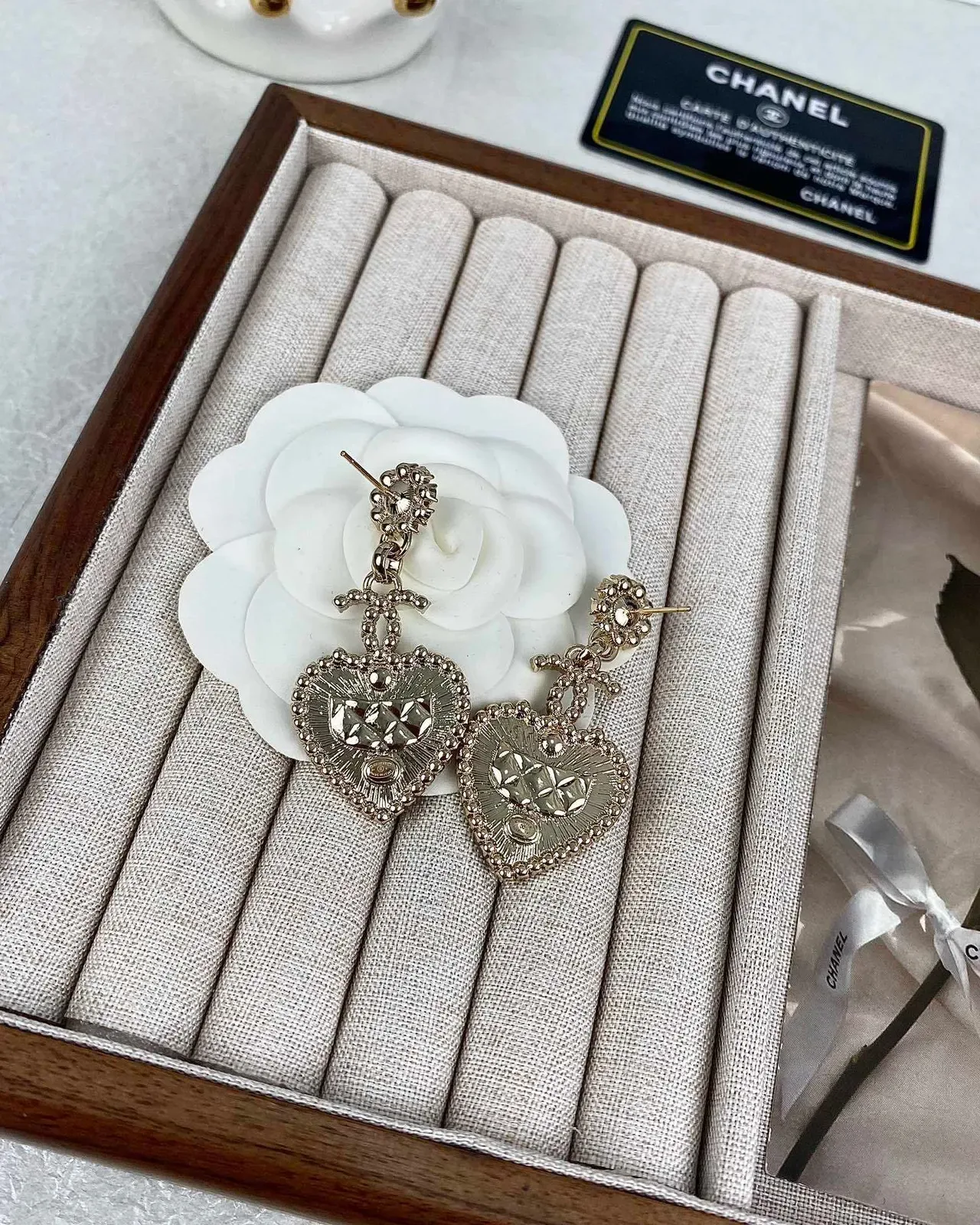Chanel Boucles d'oreilles pendantes en forme de cœur en cristal et perle 5