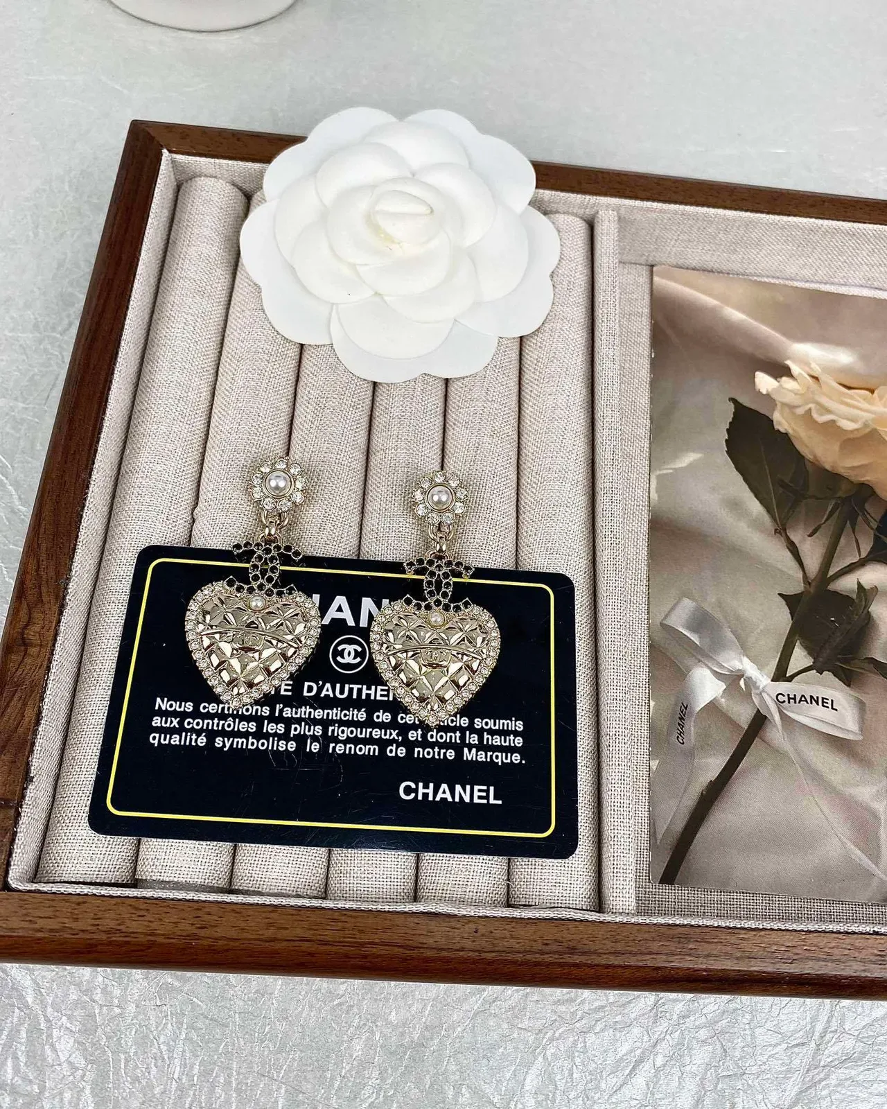 Chanel Boucles d'oreilles pendantes en forme de cœur en cristal et perle 6
