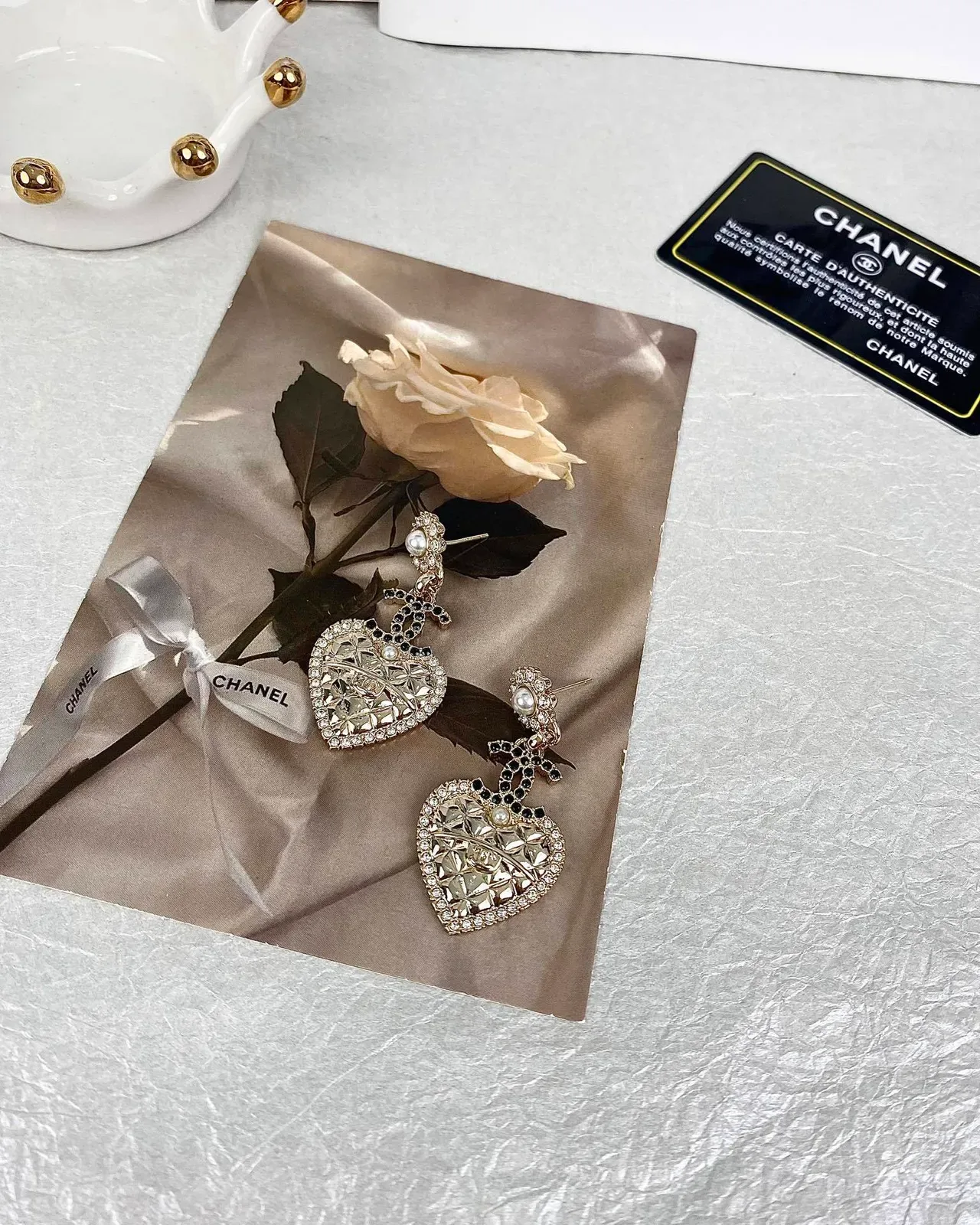 Chanel Boucles d'oreilles pendantes en forme de cœur en cristal et perle 7