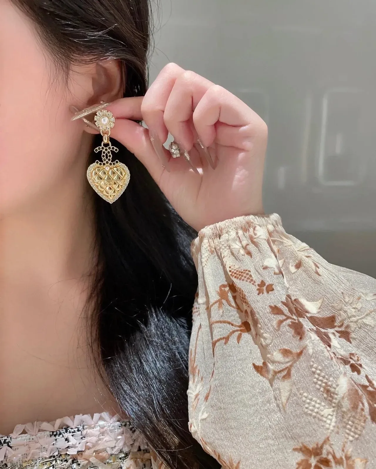 Chanel Boucles d'oreilles pendantes en forme de cœur en cristal et perle 8