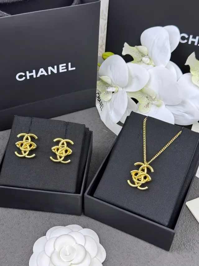 Chanel Interlocking CC Gold Black Logo Metal Necklace 2