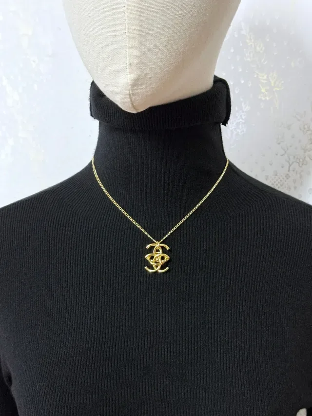 Chanel Interlocking CC Gold Black Logo Metal Necklace 5