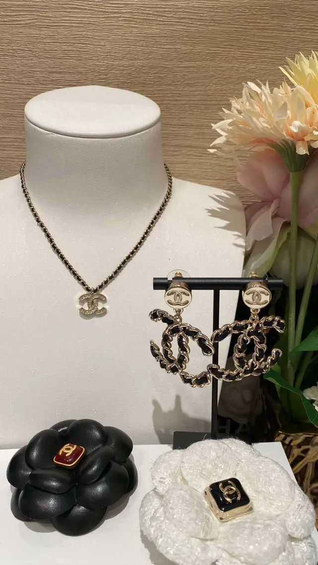 Chanel Interlocking CC Pendant Necklace Black Knit Button-Front Top 2