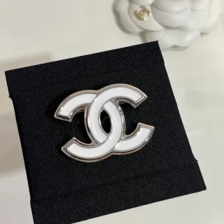 Chanel Interlocking CC Broche Esmalte Blanco Silver-Tone