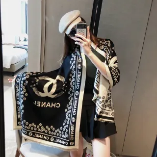 Chanel Logo-Print काली और क्रीम रेशम स्कार्फ