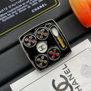 Chanel Compacto de Maquillaje Motivo Esmalte y Broche de Cristal