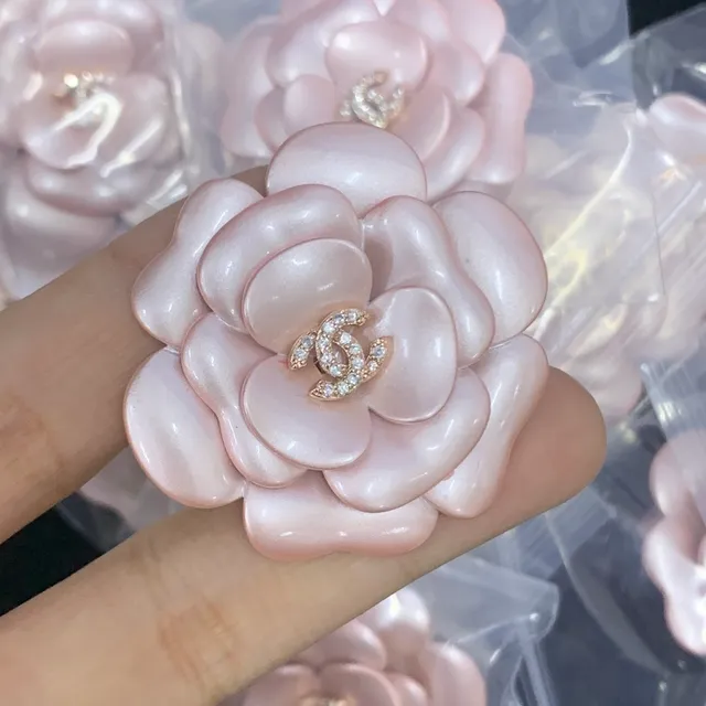 Chanel Compacto de Maquillaje Motivo Esmalte y Broche de Cristal 2