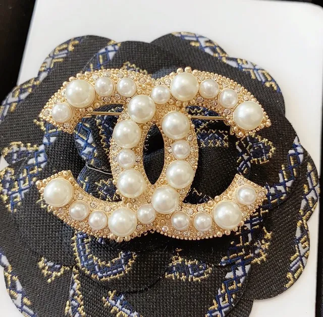 Chanel Compacto de Maquillaje Motivo Esmalte y Broche de Cristal 3