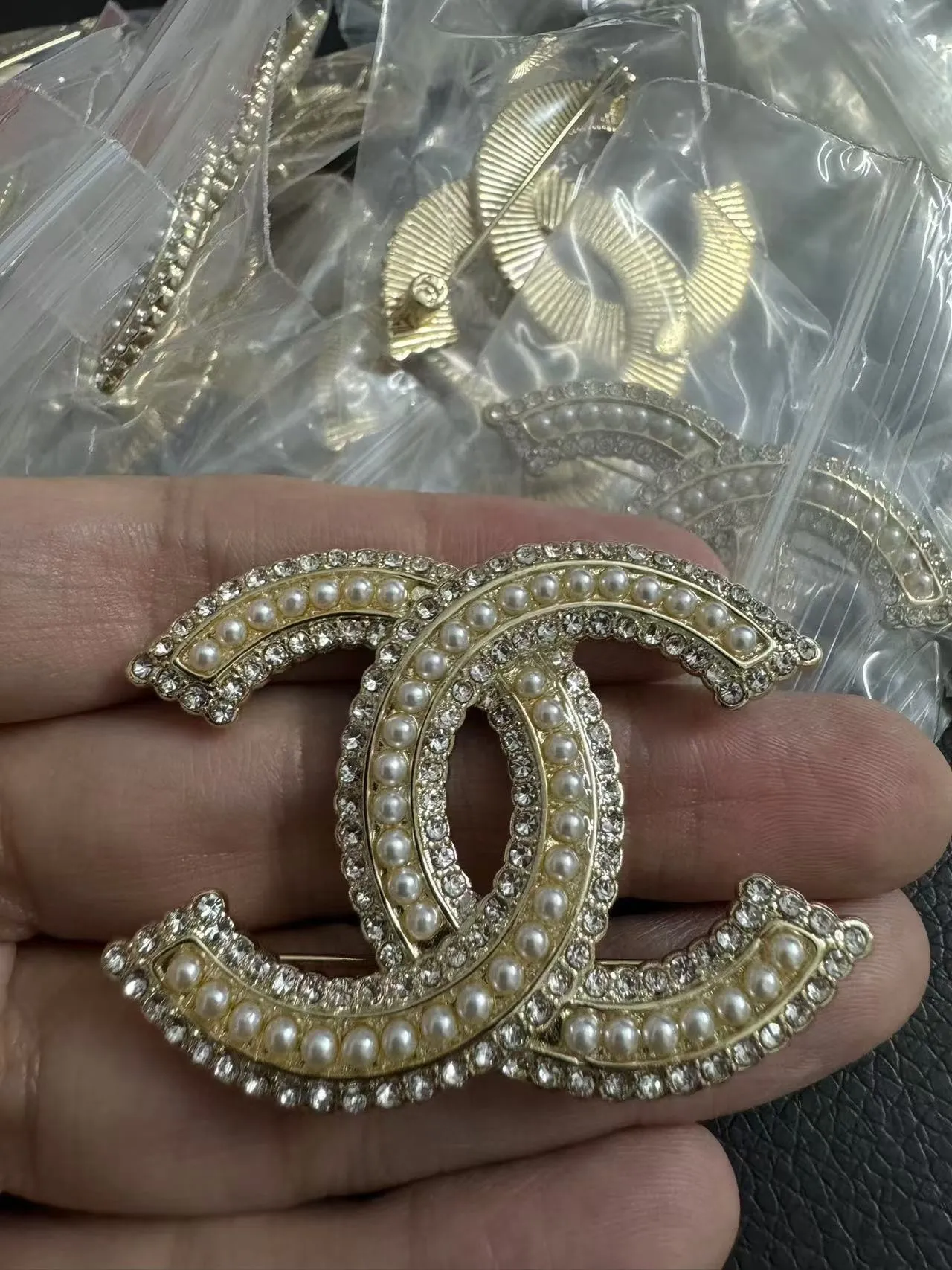 Chanel Compacto de Maquillaje Motivo Esmalte y Broche de Cristal 11