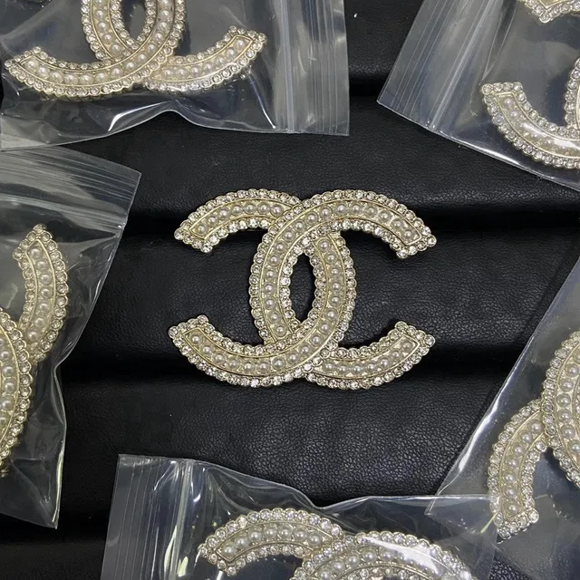 Chanel Compacto de Maquillaje Motivo Esmalte y Broche de Cristal 15