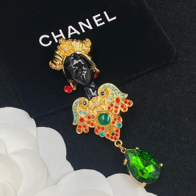 Chanel Compacto de Maquillaje Motivo Esmalte y Broche de Cristal 17