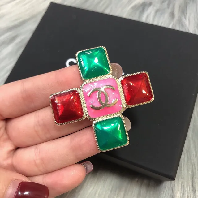 Chanel Compacto de Maquillaje Motivo Esmalte y Broche de Cristal 22