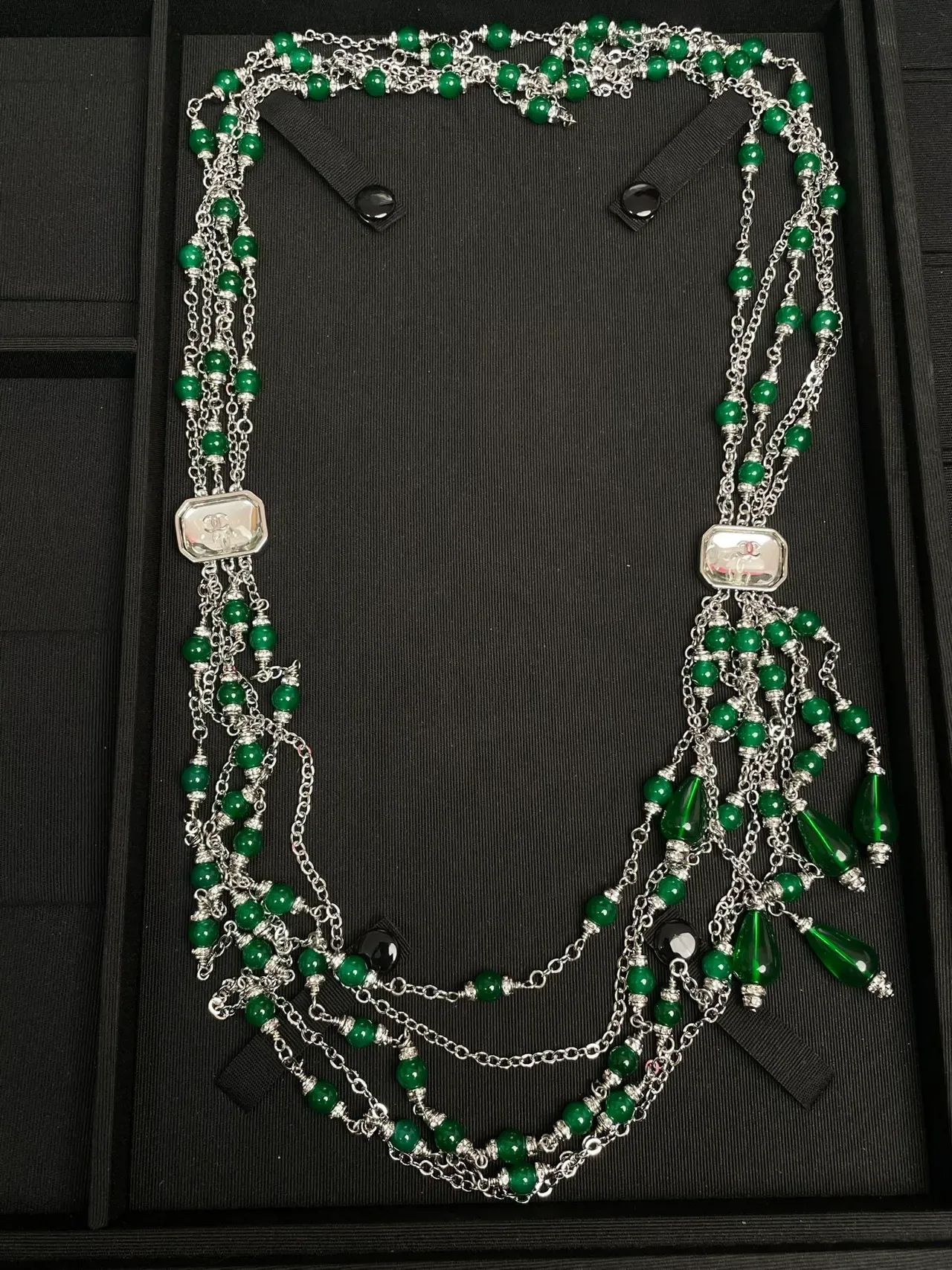Collier Chanel Multi-Strand Vert Perlé Plaque Logo 2