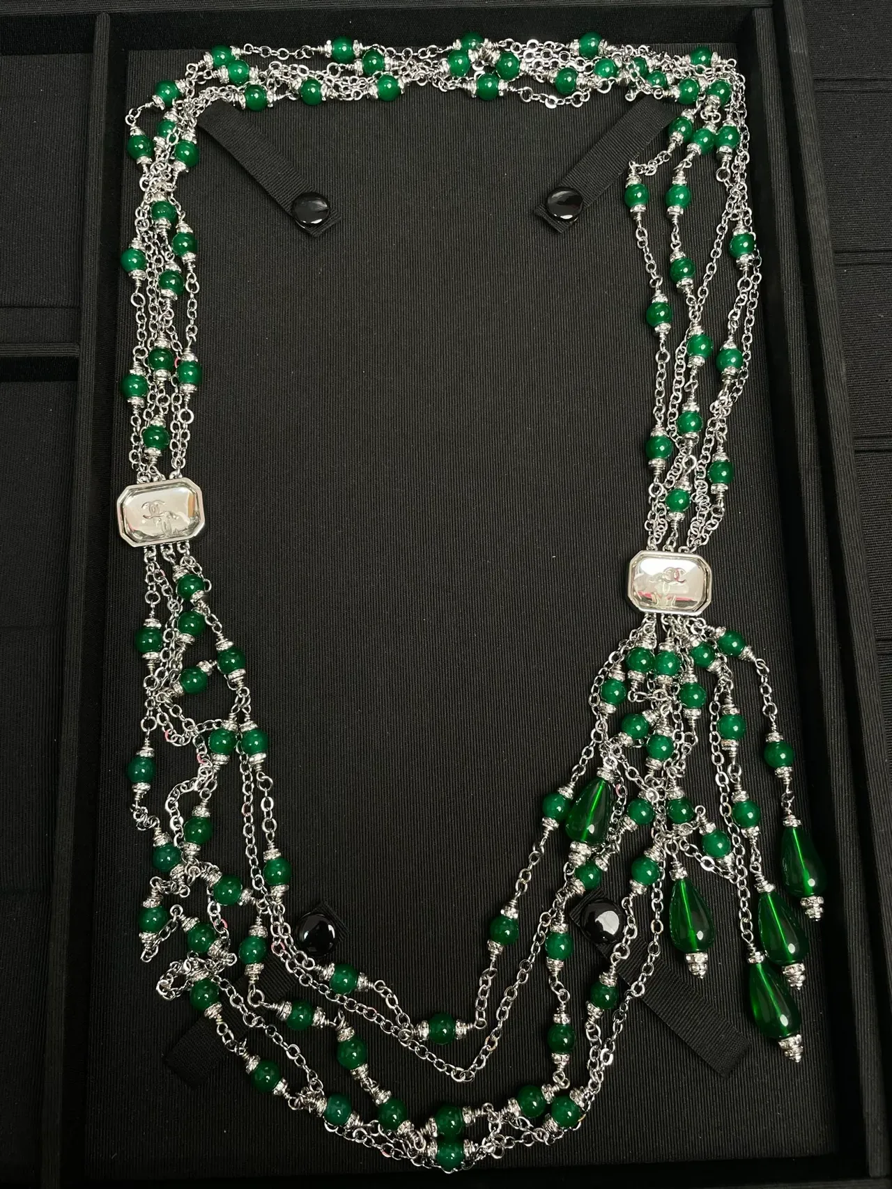 Collier Chanel Multi-Strand Vert Perlé Plaque Logo 4