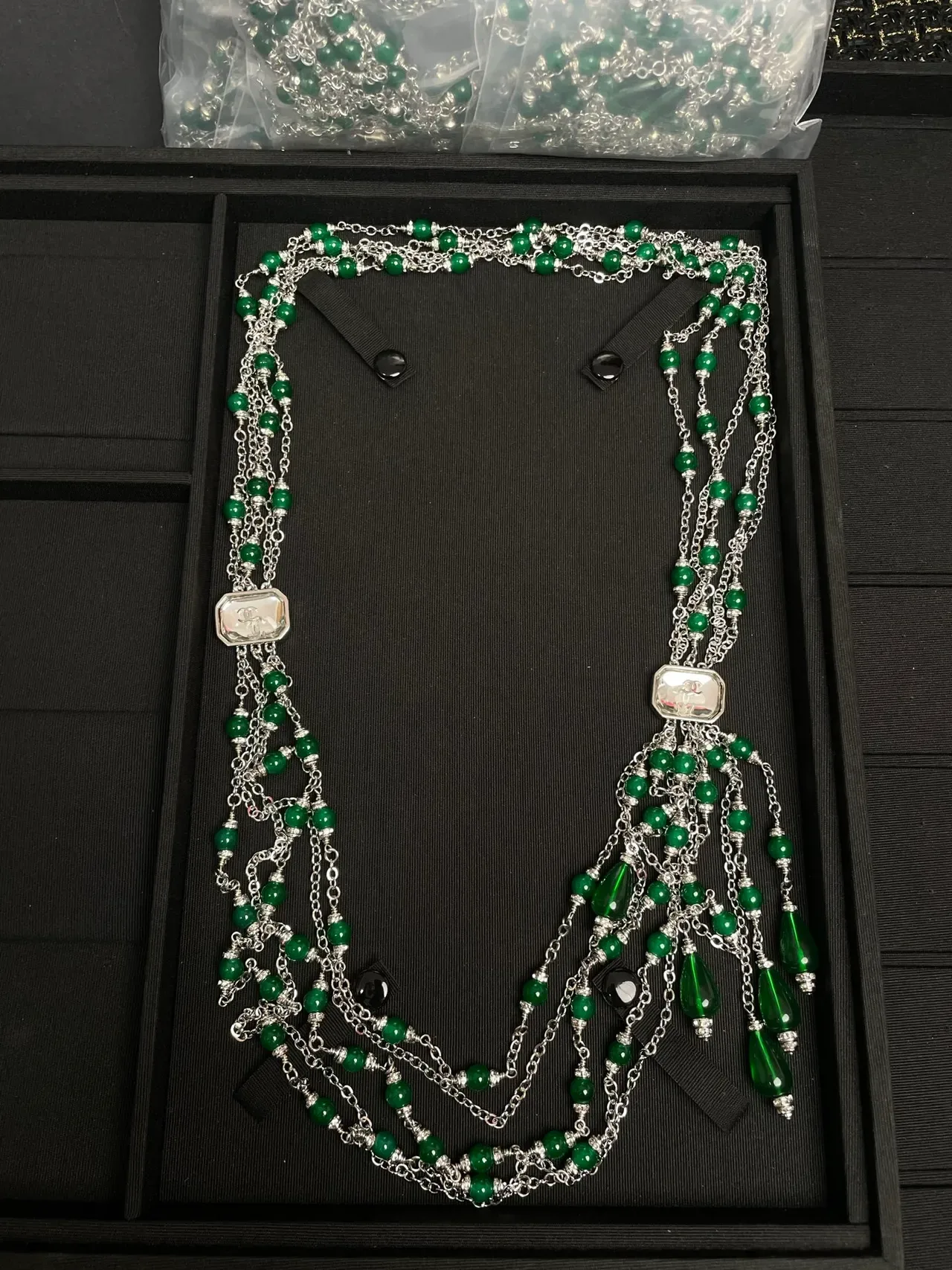 Collier Chanel Multi-Strand Vert Perlé Plaque Logo 5