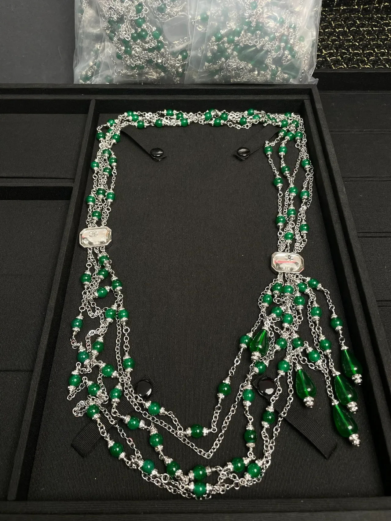 Collier Chanel Multi-Strand Vert Perlé Plaque Logo 6