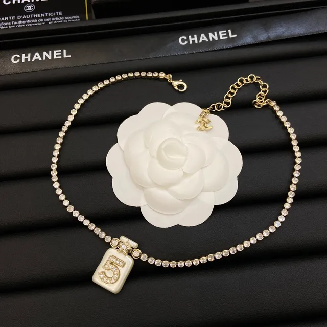 Colar Chanel No. 5 Garrafa de Perfume Dourado Laranja Pendente Pavé-Crystal Numeral 3