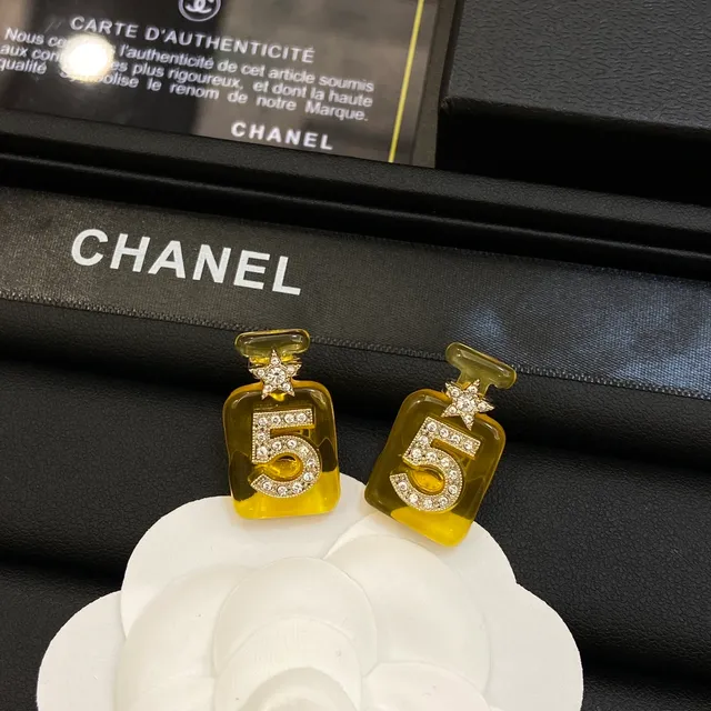 Colar Chanel No. 5 Garrafa de Perfume Dourado Laranja Pendente Pavé-Crystal Numeral 4