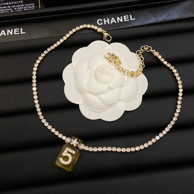 Colar Chanel No. 5 Garrafa de Perfume Dourado Laranja Pendente Pavé-Crystal Numeral 5