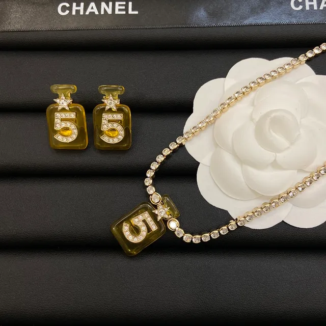 Colar Chanel No. 5 Garrafa de Perfume Dourado Laranja Pendente Pavé-Crystal Numeral 6