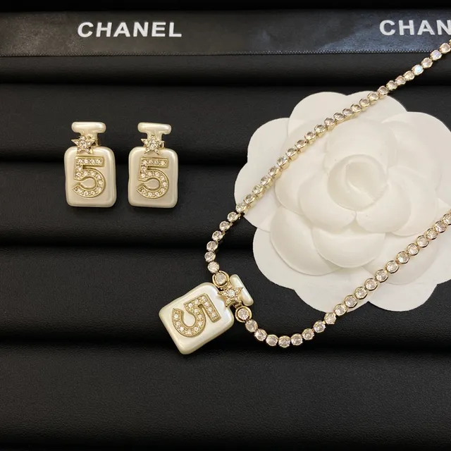 Colar Chanel No. 5 Garrafa de Perfume Dourado Laranja Pendente Pavé-Crystal Numeral 7
