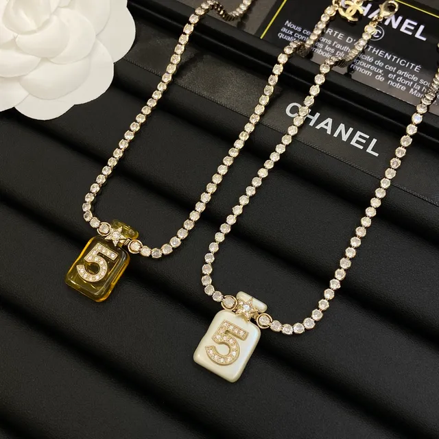 Colar Chanel No. 5 Garrafa de Perfume Dourado Laranja Pendente Pavé-Crystal Numeral 9