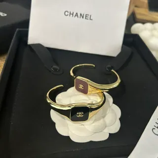 Chanel खुला कफ चूड़ी सोने की काली एनामेल प्लेक चूड़ी