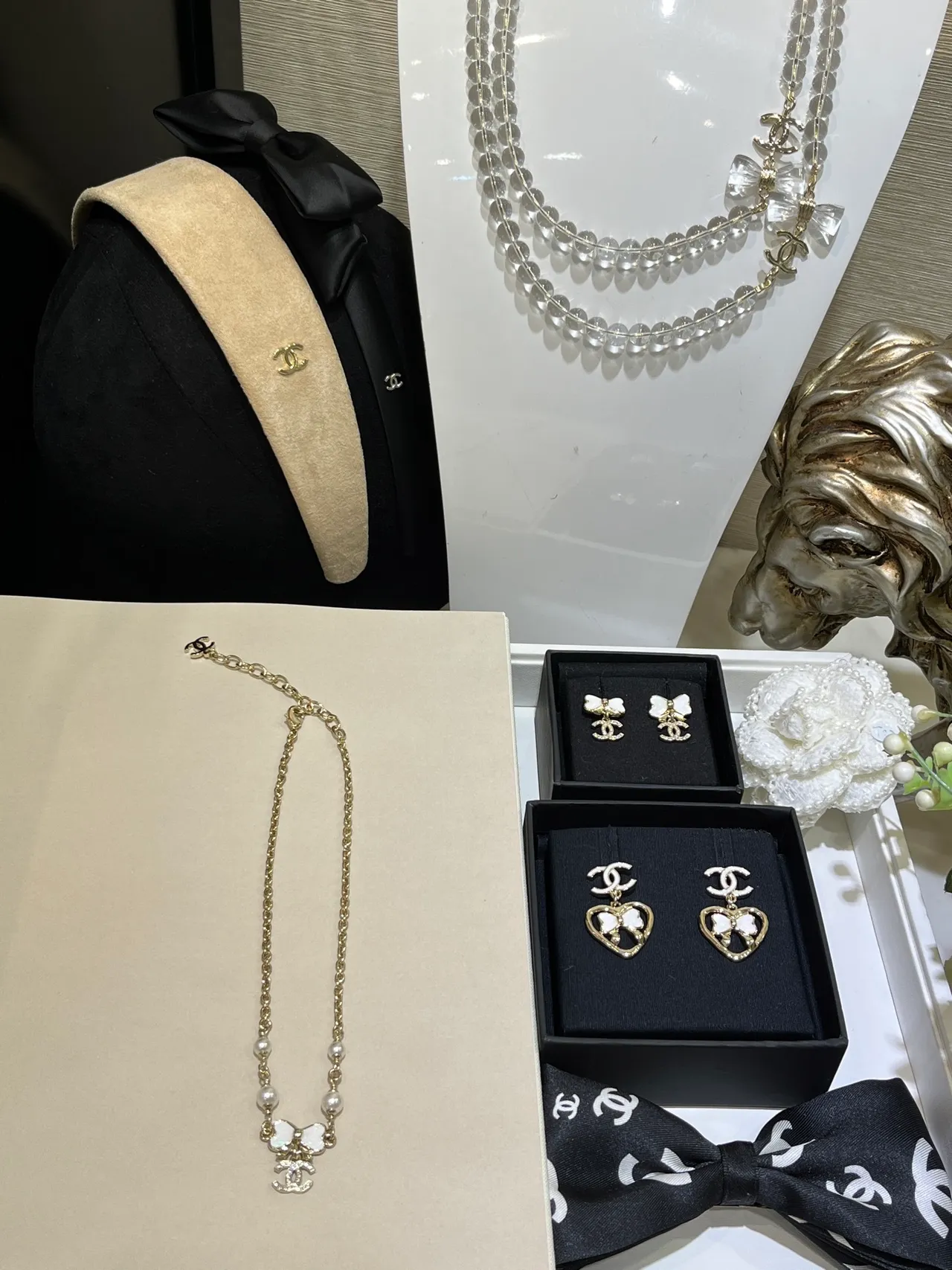 Chanel Pearl and Bow Charm Gold-Tone Bracelet 7