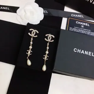 Chanel 珍珠和水晶垂坠耳环