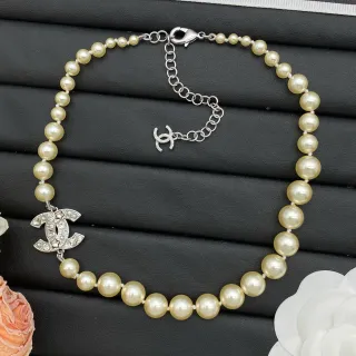 Chanel मोती CC भेज Silver Strand Crystal-Embellished पेंडेंट नेकलेस