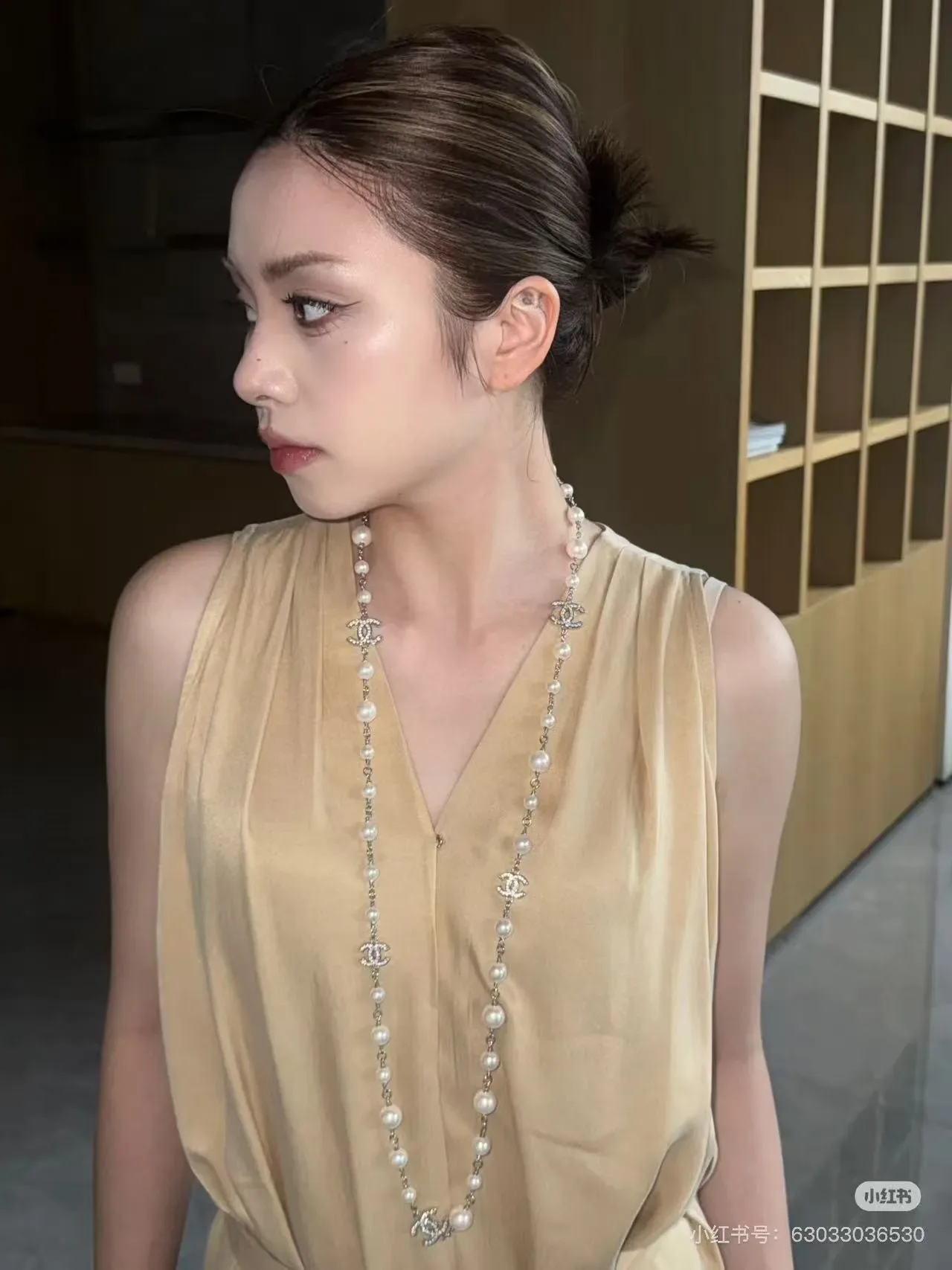 Collier Chanel perles beige avec charms dorés Interlocking CC Logo 4