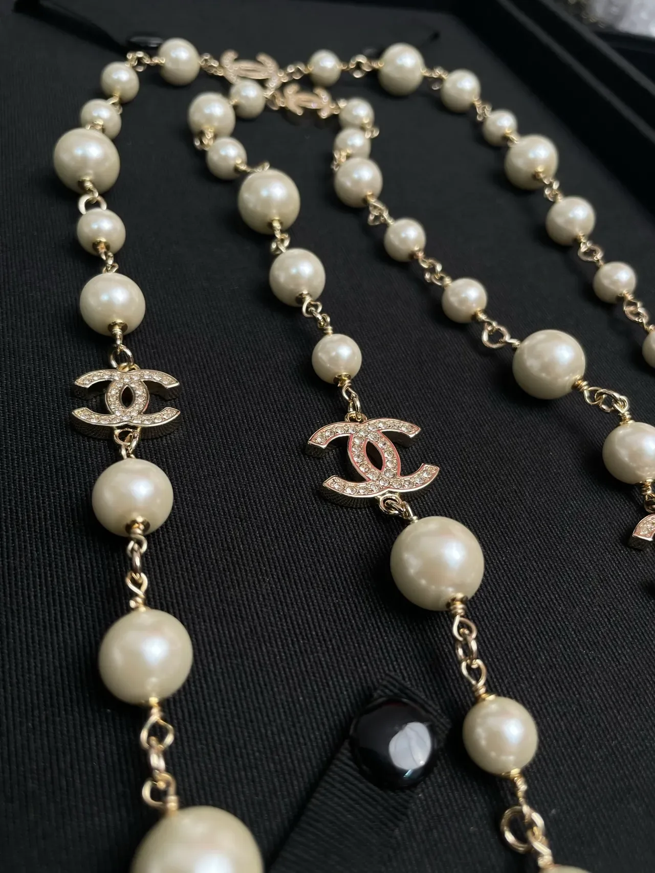 Collier Chanel perles beige avec charms dorés Interlocking CC Logo 5