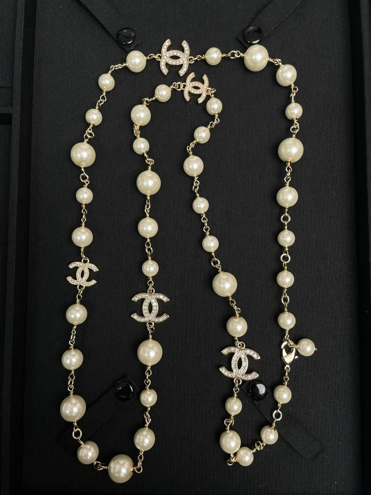 Collier Chanel perles beige avec charms dorés Interlocking CC Logo 6